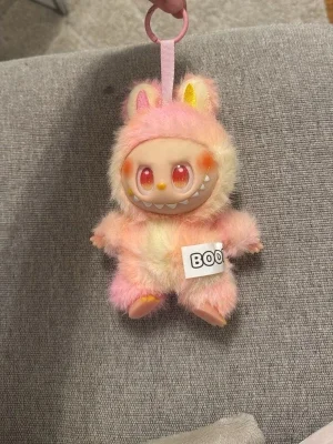 Söt fluffig monster-nyckelring rosa