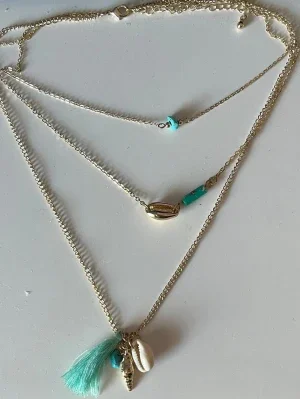 Guldigt halsband med snäckor och tofs