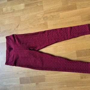 Vinröda scrunch tights