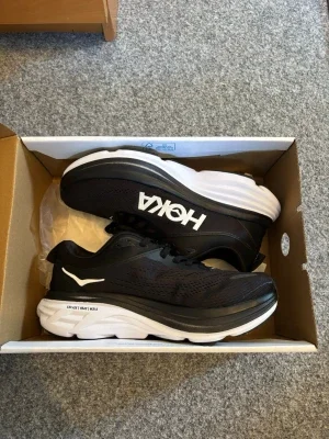 Svarta Hoka sneakers bondi 8