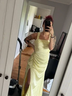 Ljusgul långklänning med slits från Azazie
