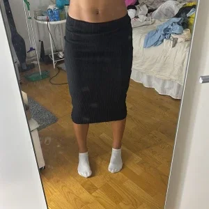 Svart ribbad midikjol från H&M
