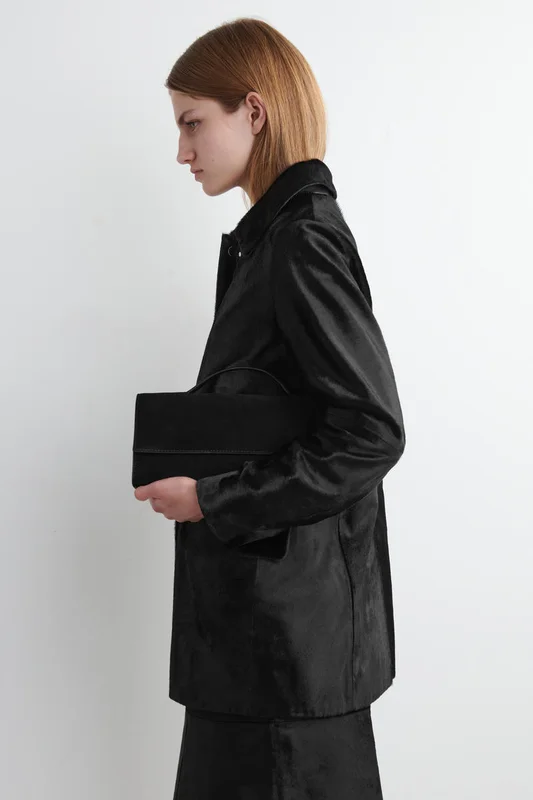 COS Damen Gallery Clutch – Veloursleder - Schwarz