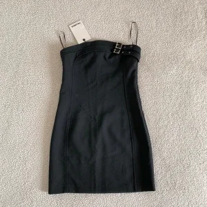 Pull and Bear strapless buckle dress / svart mini klänning
