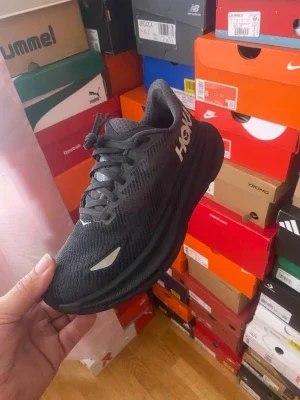 Svarta Hoka sneakers med Gore-Tex