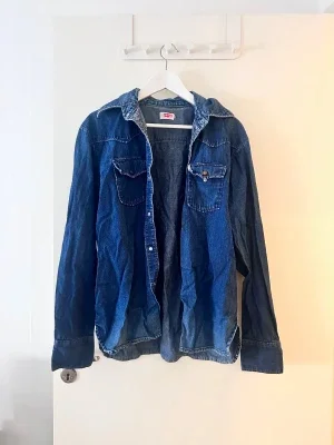 Blå jeansskjorta från Levi's