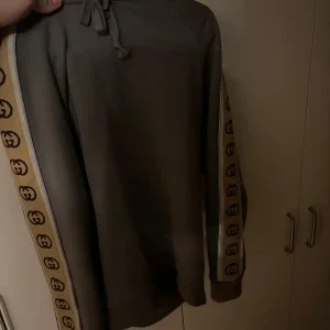 Gucci hoodie med logoband på ärmarna