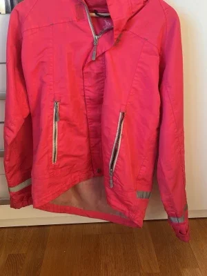Rosa regnjacka med reflexdetaljer