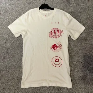 Vit Jordan t-shirt med röd print