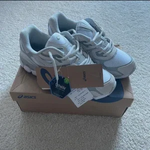 Vita och grå Asics sneakers