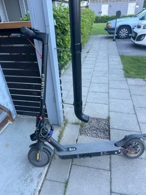 Svart elsparkcykel E-Wheels