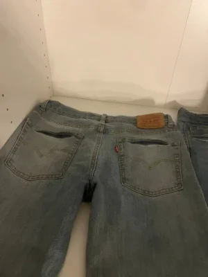 Ljusblå Levi's jeans med raka ben