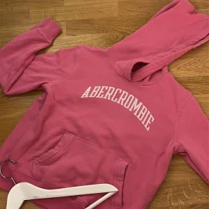 Rosa hoodie från Abercrombie Kids
