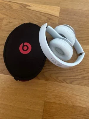 Vita Beats over-ear hörlurar