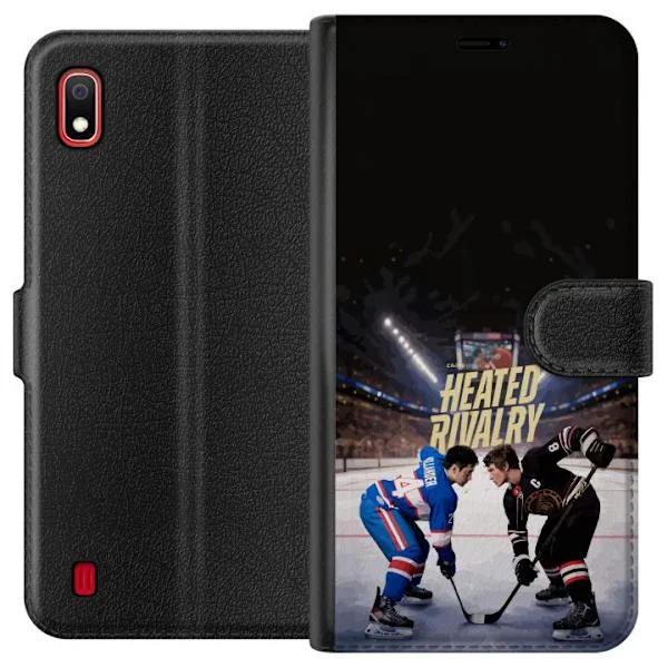 Kompatibelt Plånboksfodral till Samsung Galaxy A10 Intensivt ishockeymotiv med två rivaler på isen i en actionfylld arenamiljö