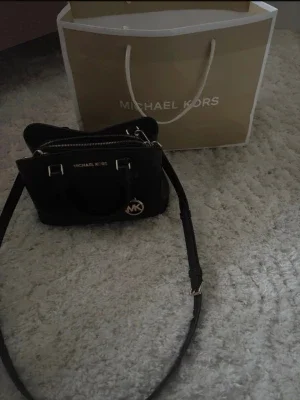 Svart handväska från Michael Kors