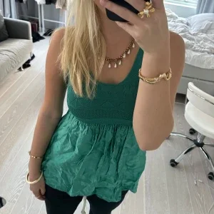 Grön ärmlös topp i satin och viskos