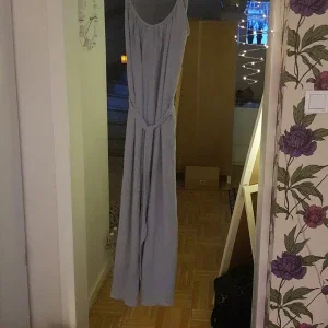 Ljusgråblå byxklänning från H&M