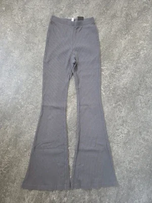 Grå ribbade utsvängda leggings Stl XS