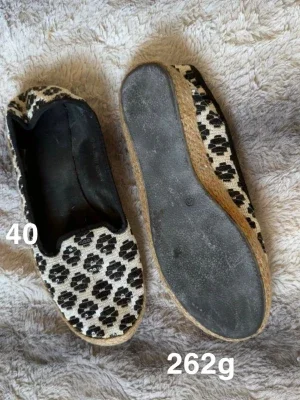 Svartvita espadrillos med mönster