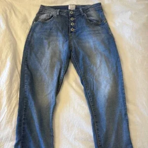 Blå jeans med knappar framtill