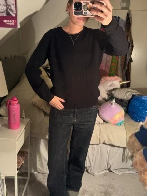 Svart stickad tröja i klassisk modell