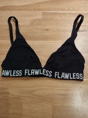 Svart bralette med texten FLAWLESS