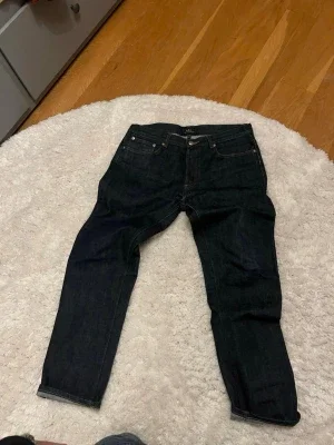 RAW SELVEDGE JEANS FRÅN APC