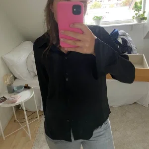 Satin skjorta
