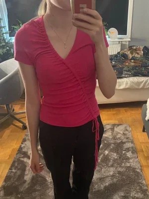 Rosa topp med snörning