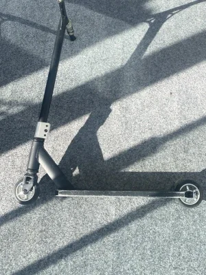 Svart kickbike i metall