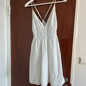 Vit kort sommarklänning från Shein