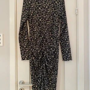 Svart mönstrad klänning strl XL från Mads Norgaard