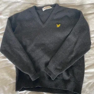 Mörkgrå ulltröja från Lyle & Scott