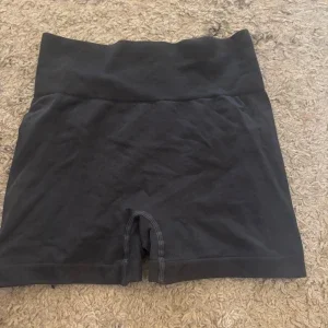 Mörk gråa shorts med hög midja