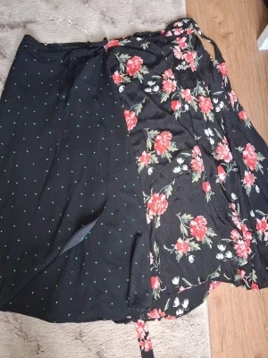 2st Svarta långkjolar med gröna prickar & blommor