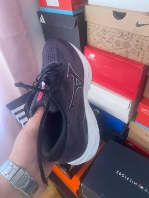 Svarta Mizuno sneakers med vit sula