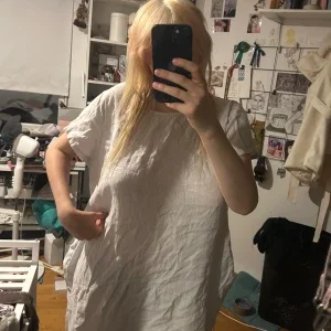 Lång bred vit linneklänning