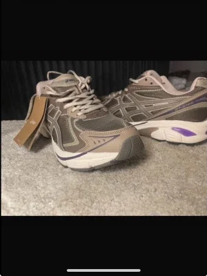 Beige, brun och lila Asics Gel Kahana sneakers