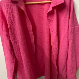 Oversized rosa skjorta med struktur