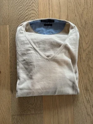 Beige v-ringad tröja från Zara Man