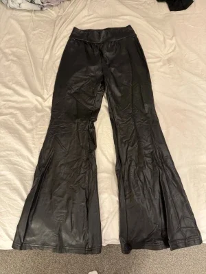 Utsvängda leggings i PU-läder