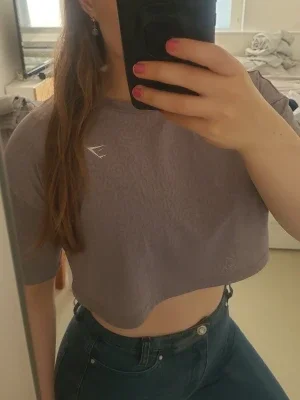 Ljuslila croppad topp från Gymshark