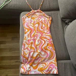 Orange, rosa klänning