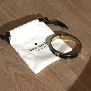 Svart och guld armring från Kate Spade