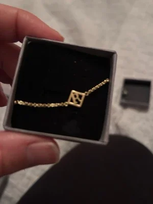 Guldigt armband med bokstav R