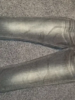 Grå slitna jeans från Nudie Jeans