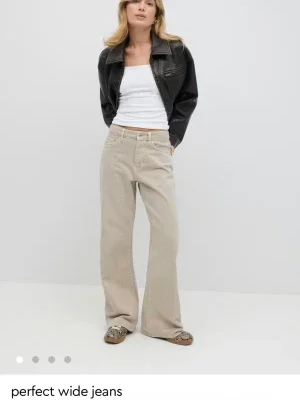 Beige wide leg jeans från gina