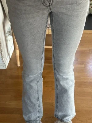 Grå bootcut Jeans/modne szare jeansy bootcut- Gina Tricot - dam - Storlek 34 - trendiga