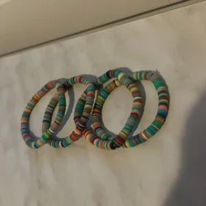 Färgglada armband i plast